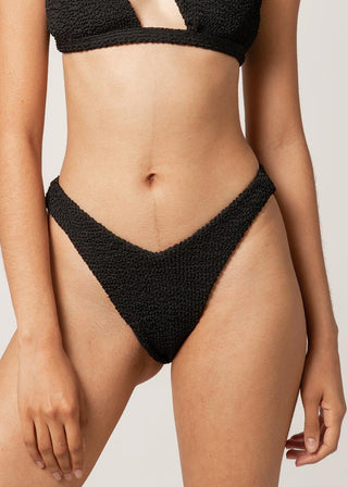 woman wears black bikini bottom with a v-shape form by lioa lingerie