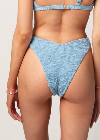 detail of the cheeky bikini bottom with v-shape form by lioa lingerie with textured fabric.