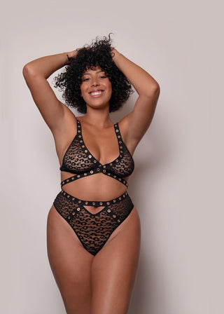 curvy woman wears sexy lingerie set with cheetah print and eyelet details by lioa lingerie.
